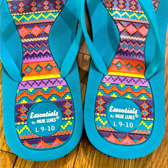 Essentials by Muk Luk flip flops - Picture 3 of 4